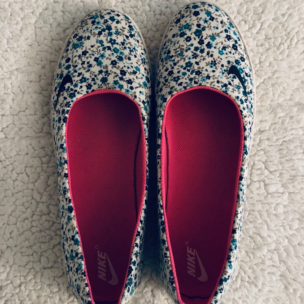 Nike Floral Flats (Women)
